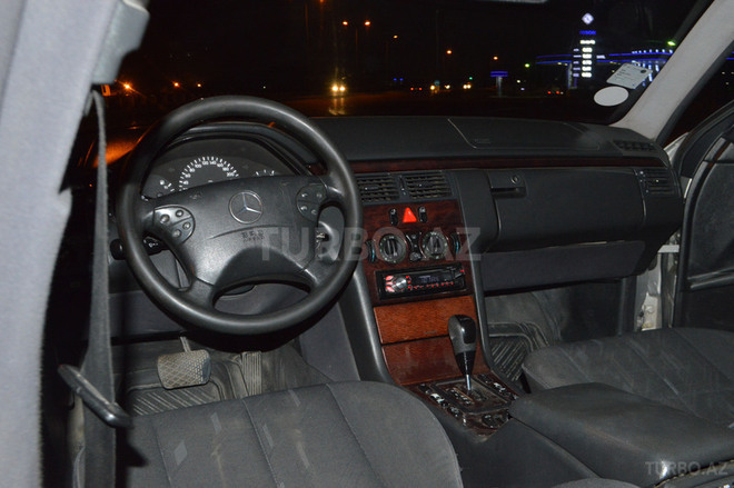 Mercedes E 220 2001, 296,000 km - 2.2 l - Bakı