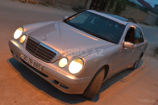 Mercedes E 220 2001, 296,000 km - 2.2 l - Bakı