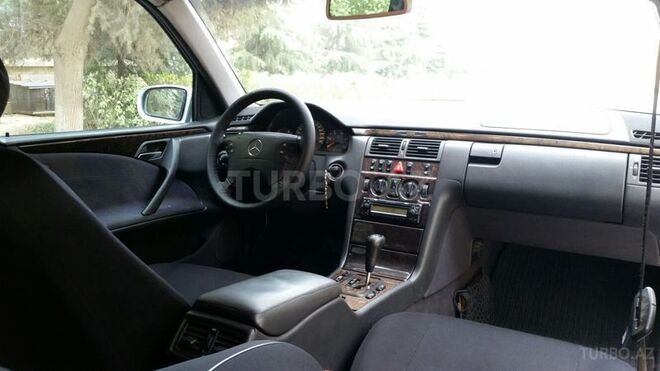Mercedes E 260 2000, 255,000 km - 2.7 l - Bakı
