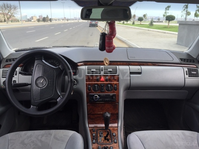 Mercedes E 240 1999, 241,000 km - 2.4 l - Bakı