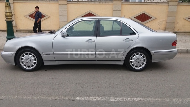 Mercedes E 220 2000, 206,537 km - 2.2 l - Bakı
