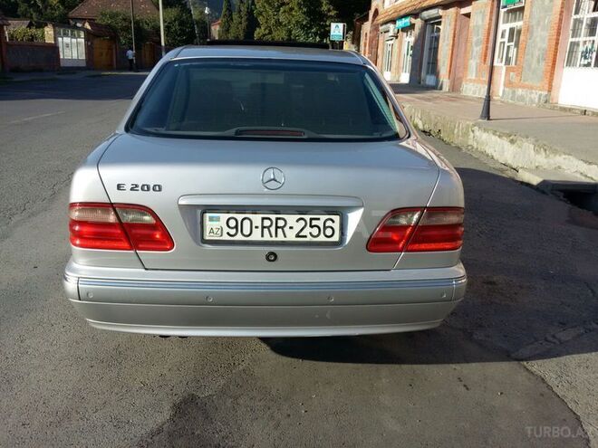 Mercedes E 200 2001, 204,000 km - 2.0 l - Qax
