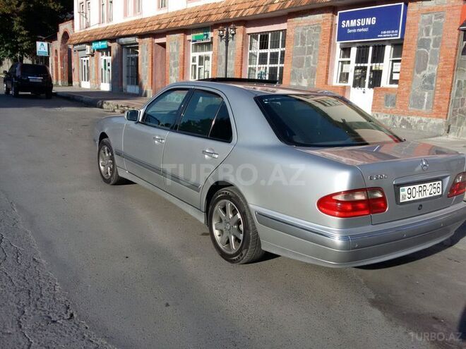 Mercedes E 200 2001, 204,000 km - 2.0 l - Qax