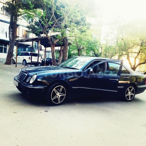Mercedes E 220 2001, 256,000 km - 2.2 l - Bakı