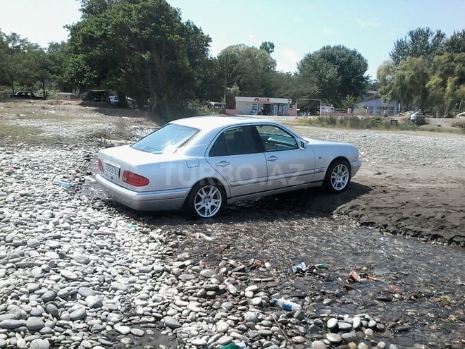 Mercedes E 230 1996, 282,300 km - 2.3 л - Sumqayıt