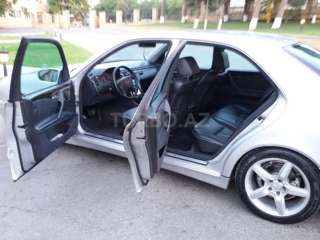 Mercedes E 240 2001, 203,000 km - 2.6 л - Bakı