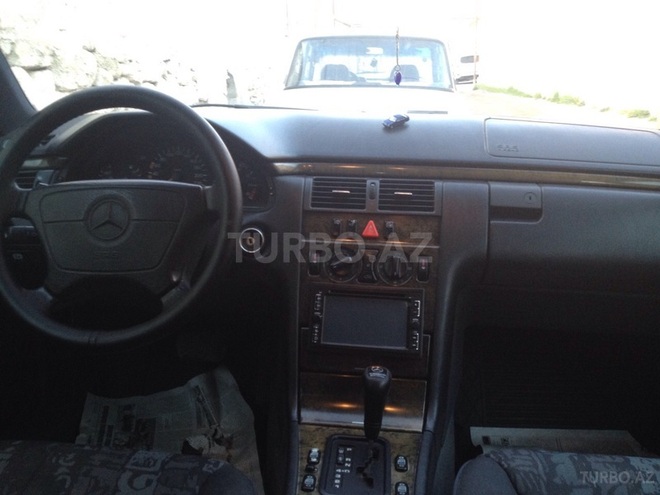 Mercedes E 230 1996, 387,000 km - 2.3 l - Bakı