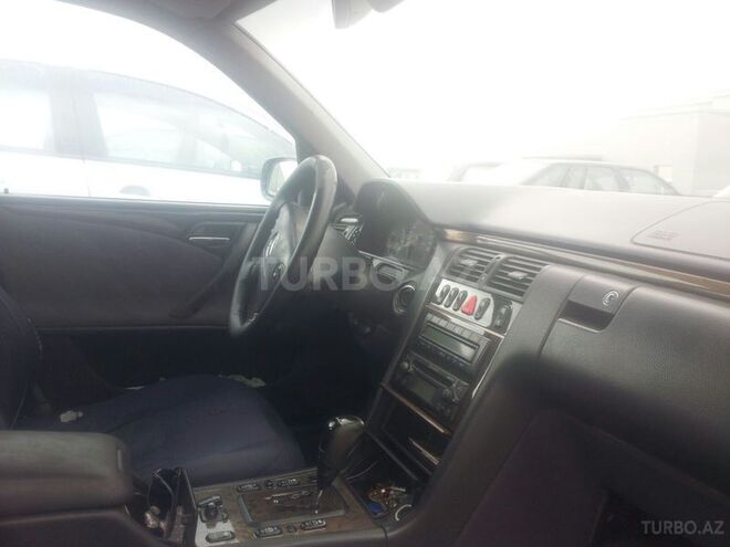 Mercedes E 240 2001, 233,000 km - 2.6 l - Bakı