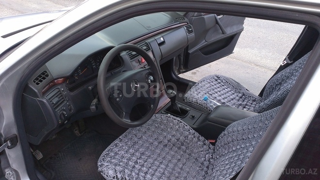 Mercedes E 200 1999, 247,423 km - 2.0 l - Quba