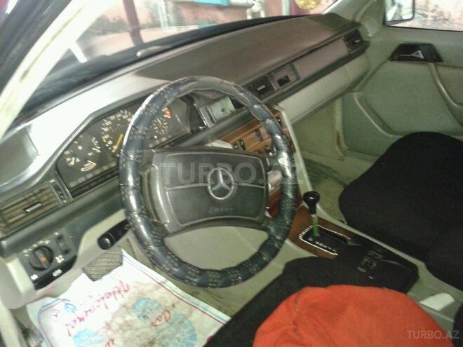 Mercedes E 260 1987, 300,000 km - 2.6 л - Ucar