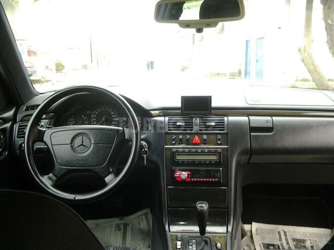 Mercedes E 320 1997, 330,000 km - 3.2 l - Bakı