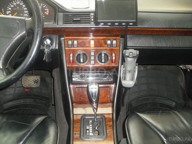 Mercedes E 420 1993, 320,000 km - 4.2 l - Bakı