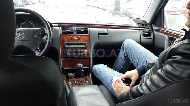 Mercedes E 270 2000, 299,000 km - 2.7 l - Bakı