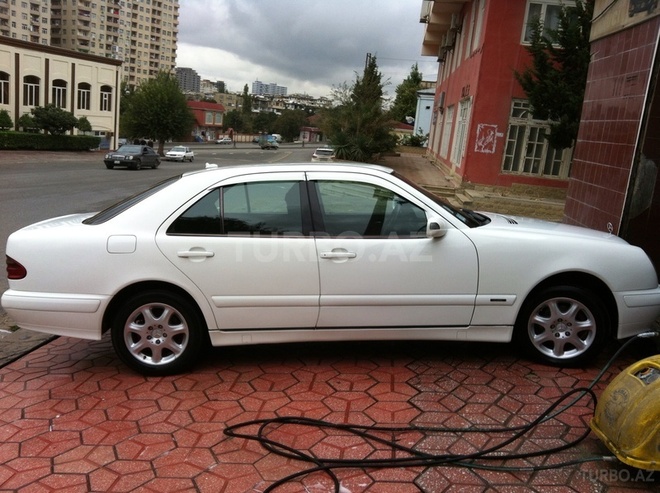 Mercedes E 220 2001, 290,000 km - 2.2 l - Bakı