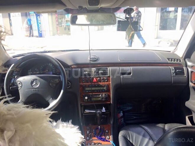 Mercedes E 220 1999, 238,000 km - 2.2 l - Bakı