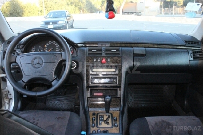 Mercedes E 240 1998, 270,000 km - 2.4 l - Bakı