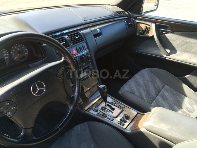 Mercedes E 240 2001, 187,000 km - 2.6 l - Bakı