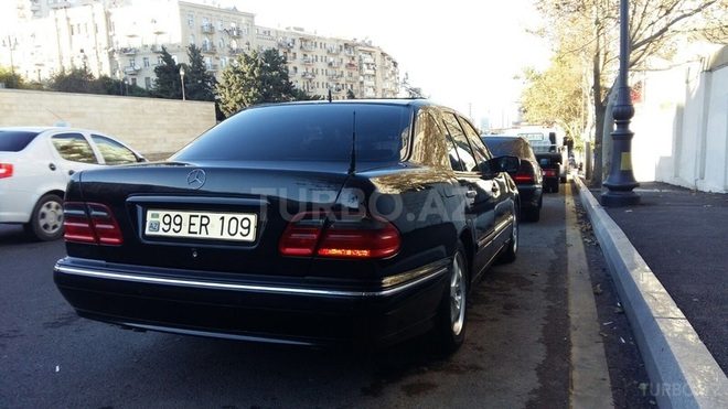 Mercedes E 200 2001, 158,000 km - 2.0 l - Bakı
