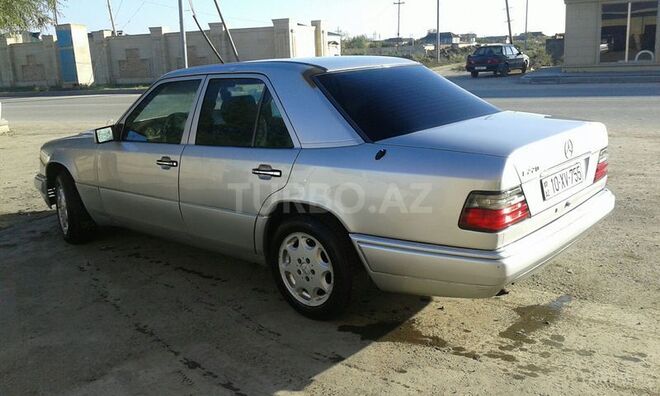 Mercedes E 220 1993, 222,602 km - 2.2 l - Neftçala