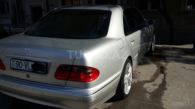 Mercedes E 320 2001, 194,000 km - 3.2 l - Bakı