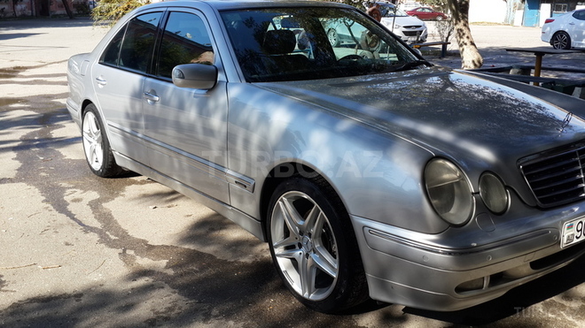 Mercedes E 320 2001, 194,000 km - 3.2 l - Bakı
