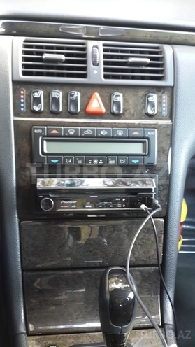 Mercedes E 320 2001, 194,000 km - 3.2 l - Bakı