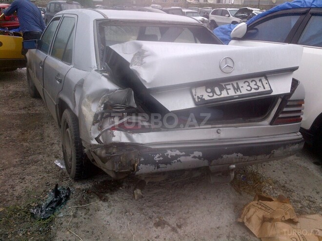Mercedes E 220 1993, 558,682 km - 2.2 l - Bakı