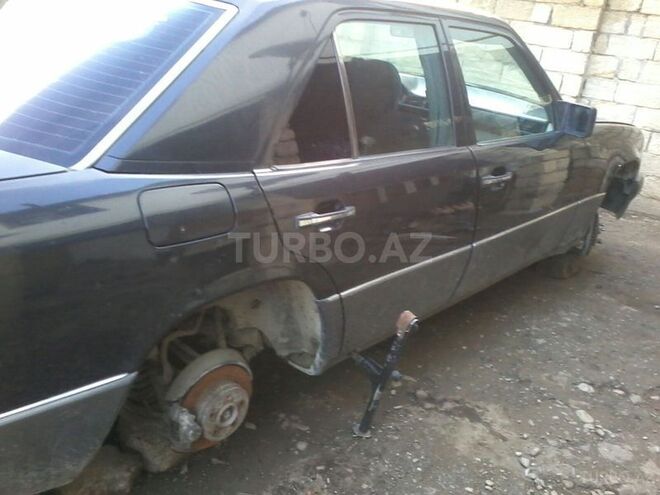 Mercedes E 200 1990, 40,000 km - 2.6 l - Şamaxı