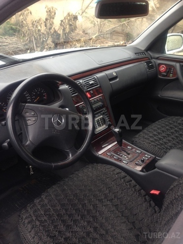 Mercedes E 240 2001, 176,549 km - 2.6 л - Gəncə
