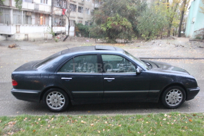 Mercedes E 220 2000, 230,000 km - 2.2 л - Bakı