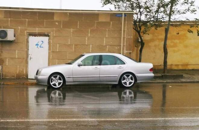 Mercedes E 220 2001, 175,000 km - 2.2 l - Bakı