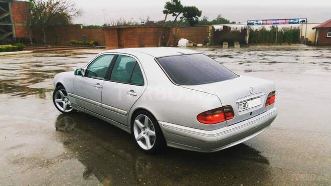 Mercedes E 220 2001, 175,000 km - 2.2 l - Bakı