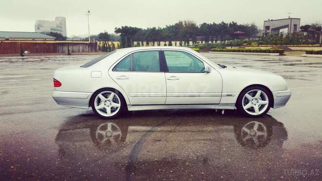 Mercedes E 220 2001, 175,000 km - 2.2 l - Bakı