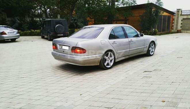 Mercedes E 220 2001, 175,000 km - 2.2 l - Bakı
