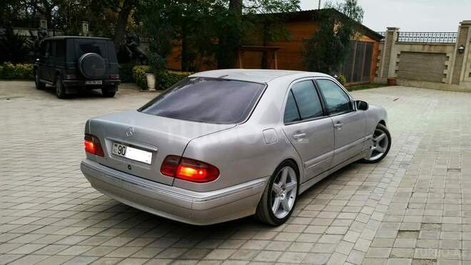 Mercedes E 220 2001, 175,000 km - 2.2 l - Bakı