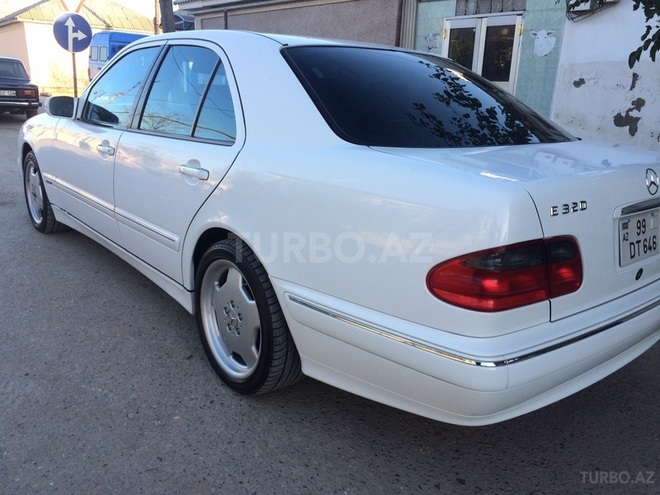 Mercedes E 320 2000, 172,000 km - 3.2 l - Salyan