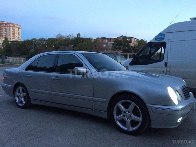 Mercedes E 320 2001, 214,700 km - 3.2 l - Bakı