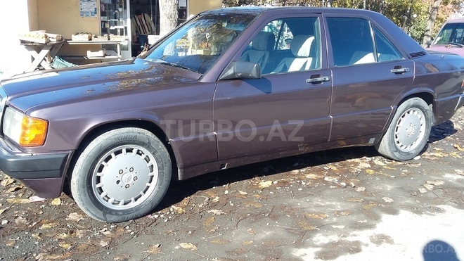 Mercedes 190 1991, 250,000 km - 2.0 l - Zaqatala