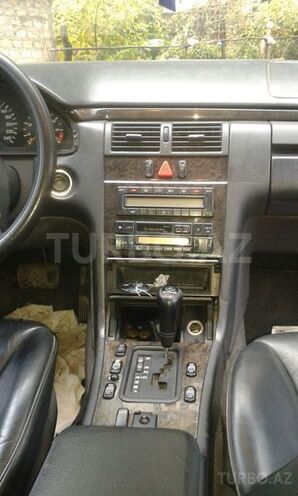 Mercedes E 200 1997, 295,500 km - 2.0 l - Qax