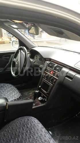 Mercedes E 240 2000, 184,200 km - 2.4 л - Sabirabad