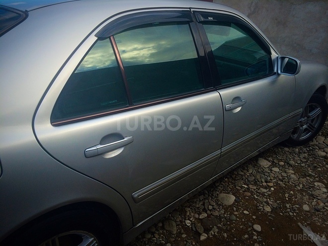 Mercedes E 270 2001, 245,000 km - 2.7 l - Bakı
