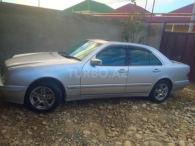 Mercedes E 270 2001, 245,000 km - 2.7 l - Bakı