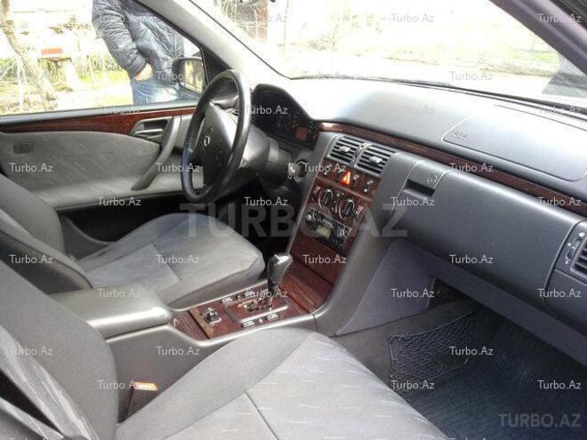 Mercedes E 220 2000, 180,000 km - 2.2 l - Bakı