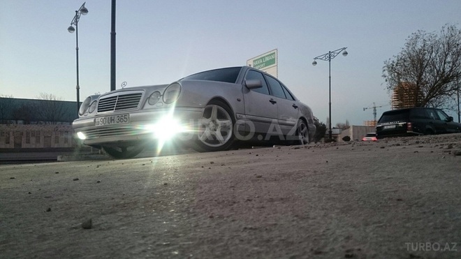 Mercedes E 240 1999, 239,000 km - 2.6 l - Bakı