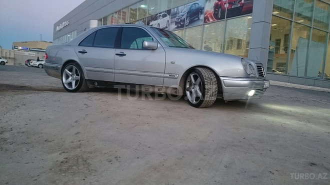 Mercedes E 240 1999, 239,000 km - 2.6 l - Bakı