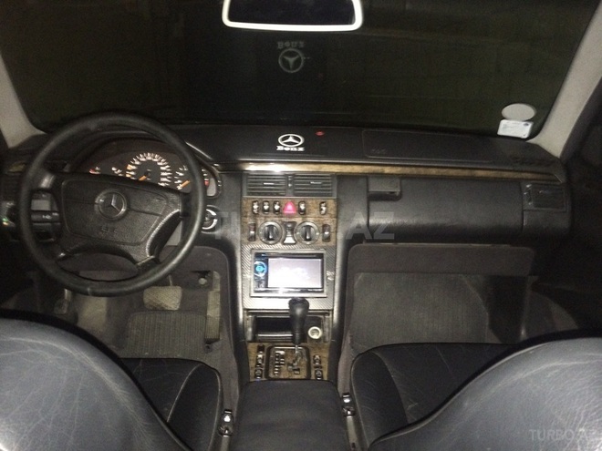 Mercedes E 240 1999, 239,000 km - 2.6 l - Bakı