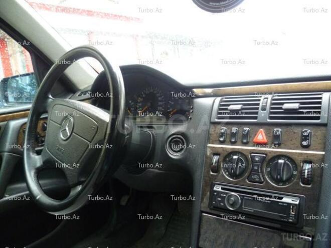 Mercedes E 240 1999, 273,000 km - 2.4 l - Bakı
