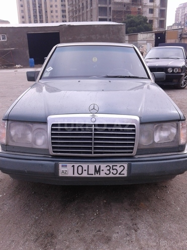 Mercedes E 220 1993, 123,456,789 km - 2.2 l - Bakı