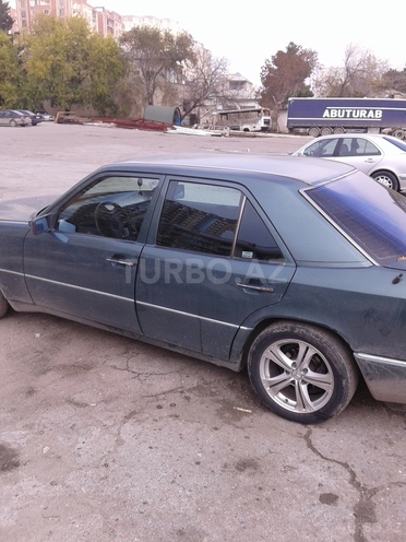 Mercedes E 220 1993, 123,456,789 km - 2.2 l - Bakı