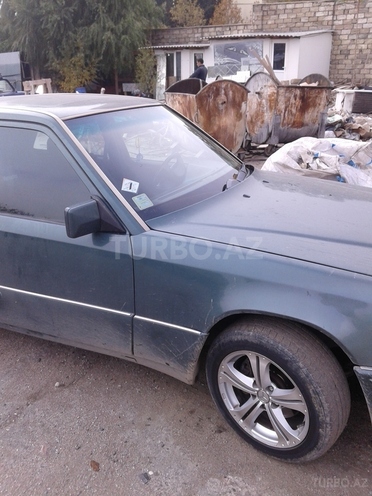 Mercedes E 220 1993, 123,456,789 km - 2.2 l - Bakı